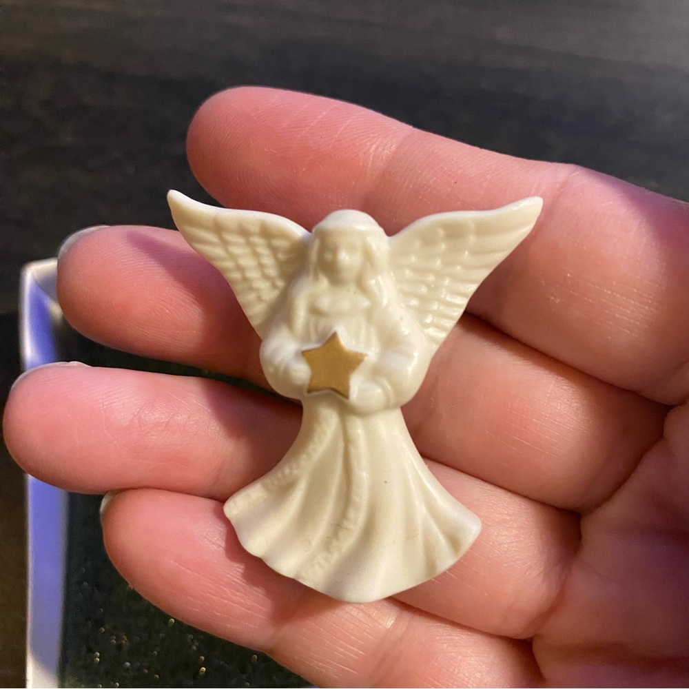 NEW Lenox Vintage Porcelain Angel Pin Brooch Christmas 1.5" - Picture 4 of 6